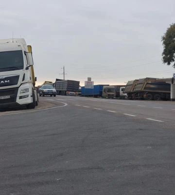 В Ізмаїльському районі за півроку так і не вирішили проблему зі сміттям на узбіччях траси Одеса-Рені, що залишають водії фур