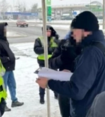 У Сарнах патрульного викрили на хабарі у 600 доларів