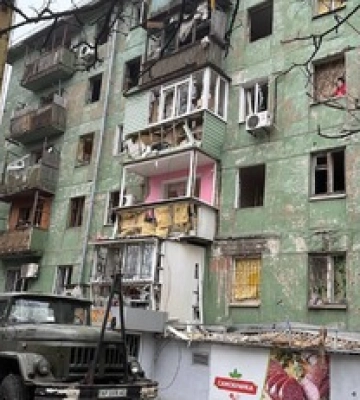 Ракета С-300 упала в жилом районе: новые фото последствий удара по Запорожью