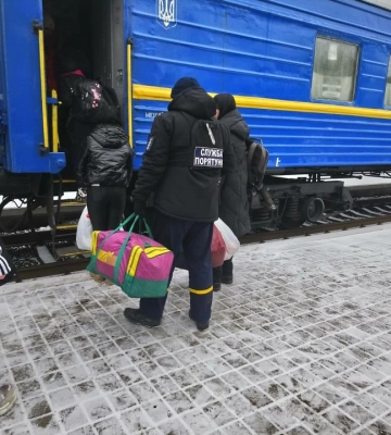 Рятувальники допомагають у переміщенні населення до безпечних регіонів