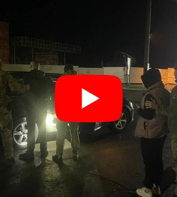 На Закарпатті затримали 19-річну дівчину, яка намагалася вивезти за кордон &quot;ухилянта&quot; (ВІДЕО)