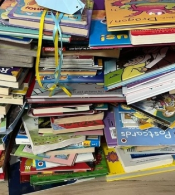 В ОАЕ учні української школи зібрали книжки для бібліотеки в Україні