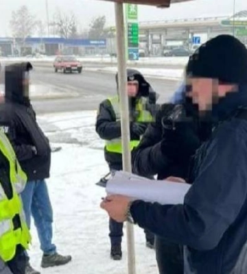 На Рівненщині патрульний вимагав 600 дол. за “безперешкодний” проїзд деревини
