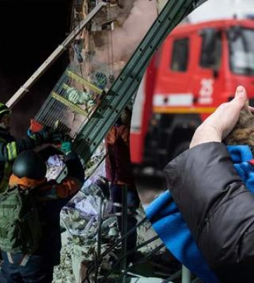 Зі знищеної багатоповерхівки у Дніпрі дістали домашніх улюбленців
