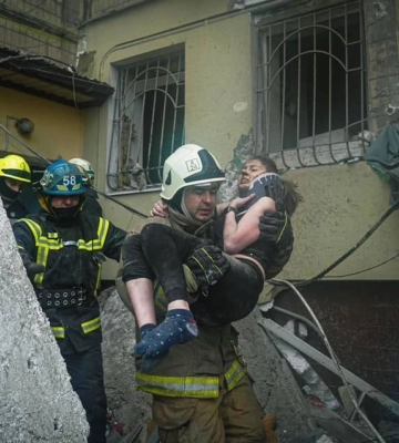У Дніпрі загинуло подружжя, яке втекло з Нікополя: діти дивом вціліли