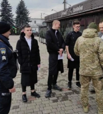 На Закарпатті персоналу ресторану, який влаштував гучну вечірку, вручили повістки