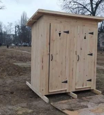 На випадок блекауту у полтавських школах ставлять вбиральні на вулиці