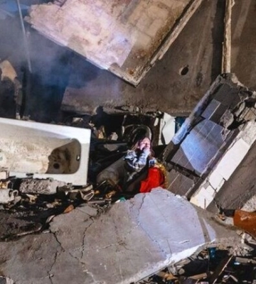 У Дніпрі з-під завалів дістали батьків дівчини, яка сиділа на руїнах