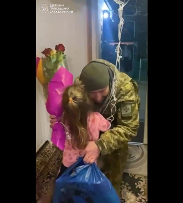 Дівчинка зворушливо зустріла свого дідуся-прикордонника: миле відео