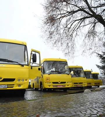 На Закарпатті освітянам передали 16 шкільних автобусів