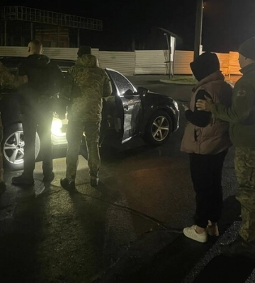 Двоє українців під ковдрами намагалися перетнути кордон 