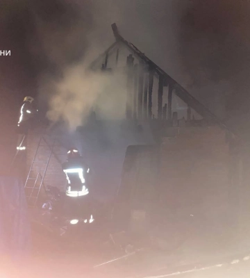 У Тростянці вогнеборці запобігли масштабній пожежі в житловому секторі