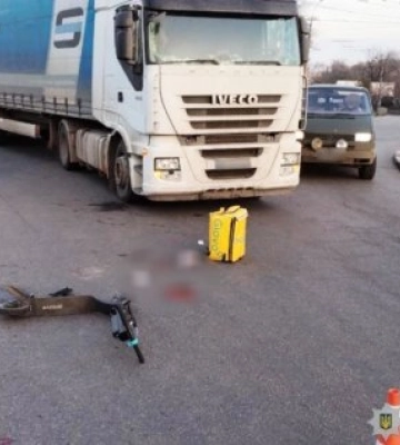 ДТП за участі вантажівки та електосамоката у Миколаєві - поліцейські встановлюють свідків пригоди