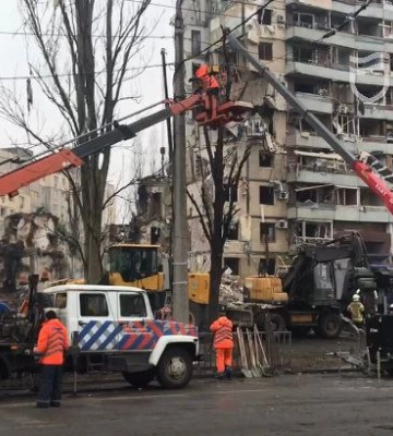 У Дніпрі відновлюють об’єкти транспортної інфраструктури, пошкоджені внаслідок ракетного удару