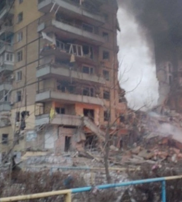 Появилось видео прямого попадания российской ракеты в многоэтажку в Днепре
