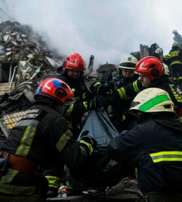 Трагедія у Дніпрі: під завалами будинку знайшли вагітну жінку в обіймах чоловіка