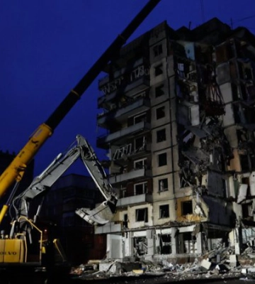 Рятувальники продовжують пошук 25 мешканців зруйнованого ракетою будинку в Дніпрі