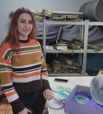 Грант отримала за дві хвилини до Нового року: кравчиня з Маріуполя шиє військове спорядження в Луцьку