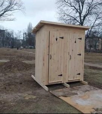 У Полтаві на територіях шкіл почали ставити вуличні вбиральні