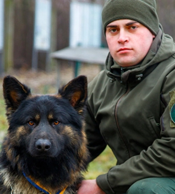 У Франківську відзначили гвардійця та його чотирилапого напарника - за затримання грабіжника