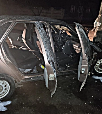 У Сумах п’яний водій врізався в електроопору – автівка загорілась