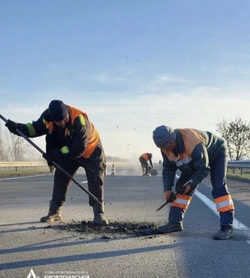 Дорожники Кіровоградщини охопили понад 500 квадратних метрів автошляхів в рамках аварійного ремонту (ФОТОФАКТ)
