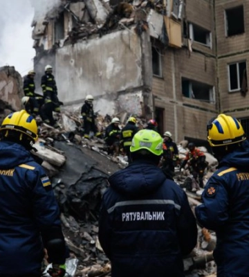 Кількість загиблих від російського удару по будинку в Дніпрі перевищила 40