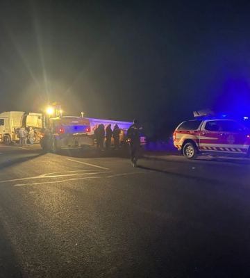 У Чернівцях вантажівка злетіла в кювет і заблокувала дорогу