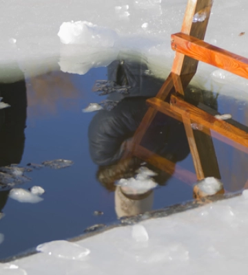 Вистачить на цілий рік: коли освячують воду на Водохрещу 2023