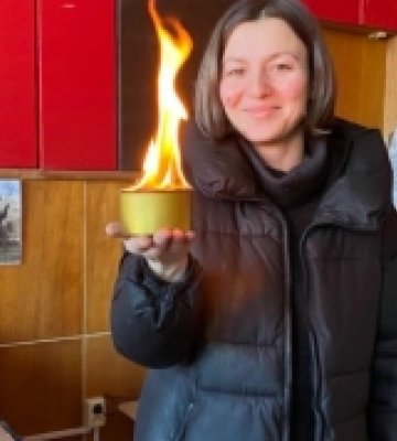 Луцька волонтерка разом з однодумцями виготовила та передала на фронт понад три тисячі окопних свічок