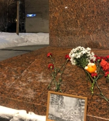 До пам’ятника Лесі Українки у Москві принесли світлину зруйнованого будинка в Дніпрі. ФОТО