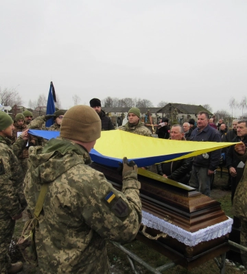 Сотні мешканців Рівненщини віддали останню шану полеглому воїну
