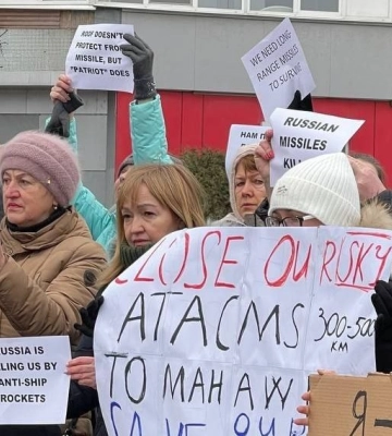 Просять захисту: у Дніпрі біля зруйнованого росіянами будинку люди зібралися на мітинг