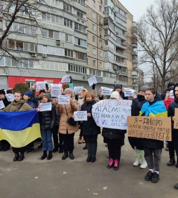 Просять захисту: у Дніпрі біля зруйнованого росіянами будинку люди зібралися на мітинг