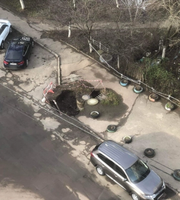 У Чернівцях на Головній комунальники півтора року не можуть засипати величезну яму