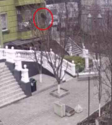 Хабарник в Одесі вистрибнув з вікна, тікаючи від силовиків. ФОТОрепортаж