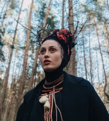 Піджак на голе тіло та кольчуга: Аліна Паш у спокусливому вбранні поділилася новим досягненням