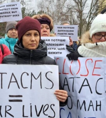 Просили надати Україні системи ППО: у Дніпрі пройшла акція біля зруйнованого ракетою будинку