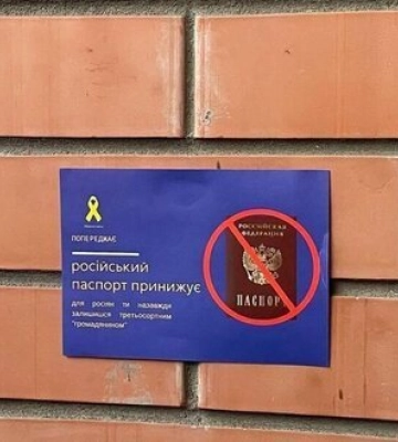Активисты движения &quot;Желтая Лента&quot; провели в оккупированном Мелитополе акцию против получения паспортов РФ. ФОТОрепортаж