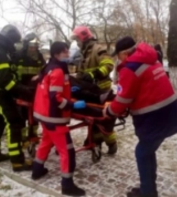 На Рівненщині загорілась 5-поверхівка: вогнеборці врятували жінку та евакуювали 10 людей (Фото)