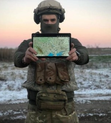Закарпатським бійцям на передову відправили чергову партію цифрових модулів з програмним забезпеченням АСУ «Кропива»