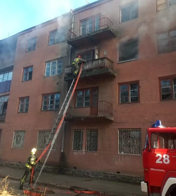 У Нікополі палала квартира у чотирьохповерховому будинку