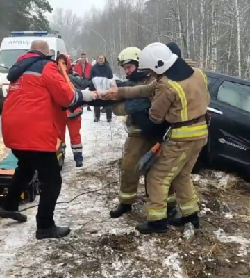 На Сумщині рятувальники вивільнили пораненого водія із розбитої автівки (ВІДЕО)