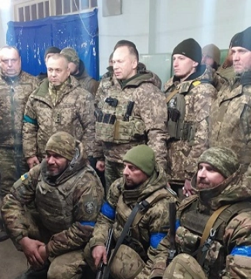 Нагородив та обговорив зміцнення позицій: під Бахмутом і Соледаром побував генерал-полковник Сирський