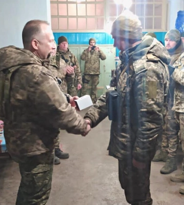 Наградил и обсудил укрепление позиций: под Бахмутом и Соледаром побывал генерал-полковник Сырский