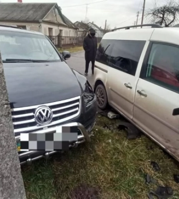 Один з водіїв влетів у паркан: у Радивилові  - ДТП на перехресті (ВІДЕО)