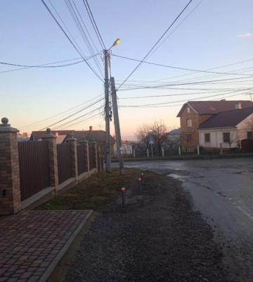 У Чернівцях на Заставнянській працює вуличне освітлення серед білого дня