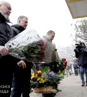 Мер Дніпра разом з рятувальниками, поліцейськими та військовими вшанував пам’ять загиблих у будинку на Перемозі