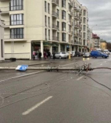 Через падіння високовольтних стовпів проїзд на одній з ужгородських вулиць неможливий