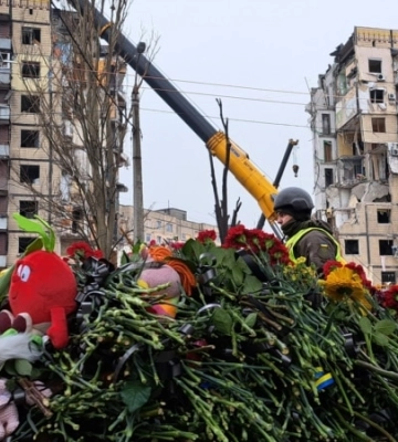 «Загинули всі сусіди». У Дніпрі відбуваються перші прощання із загиблими внаслідок російського ракетного удару